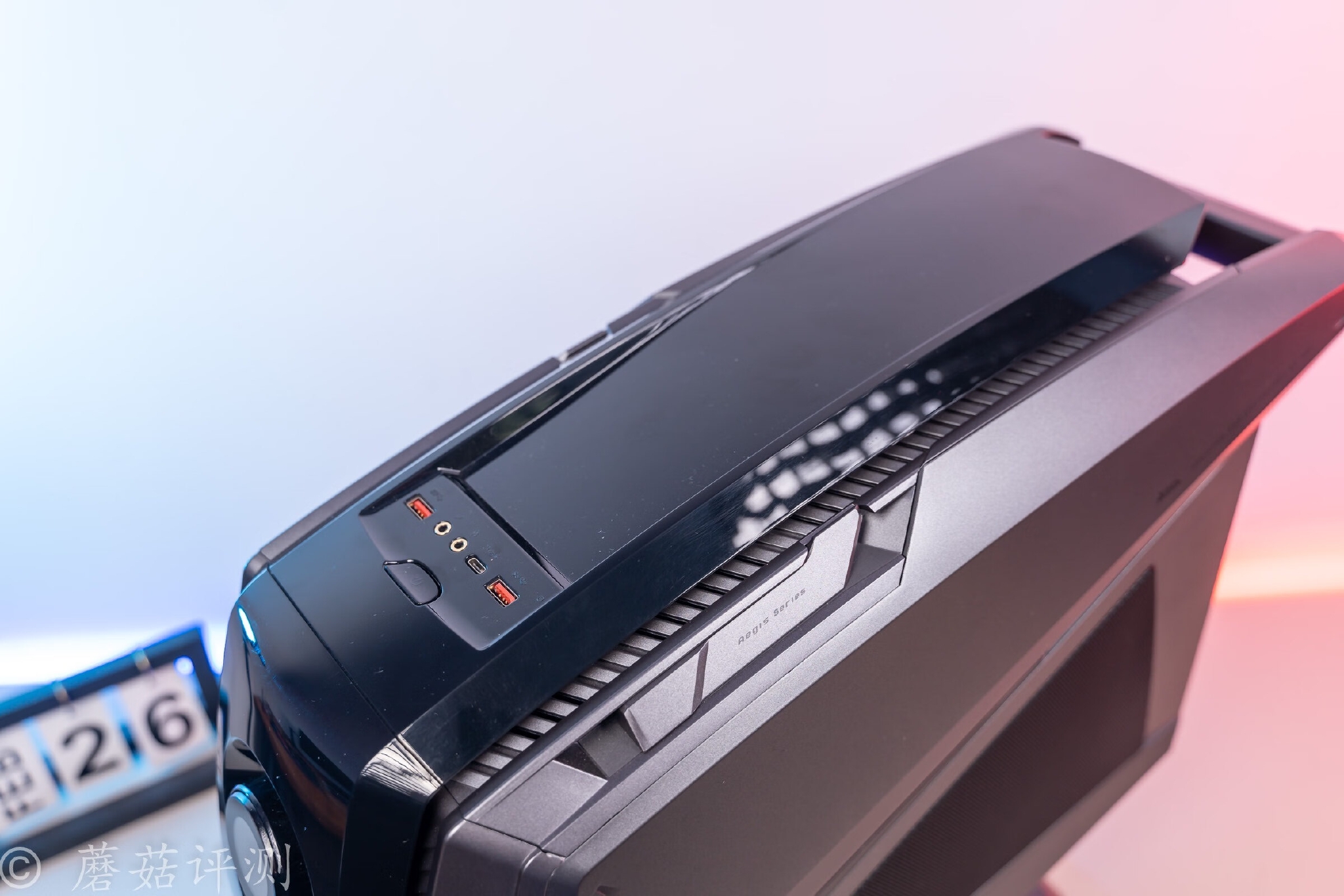 造型酷炫配置顶尖的外星飞船微星宙斯盾ti5水冷游戏主机评测