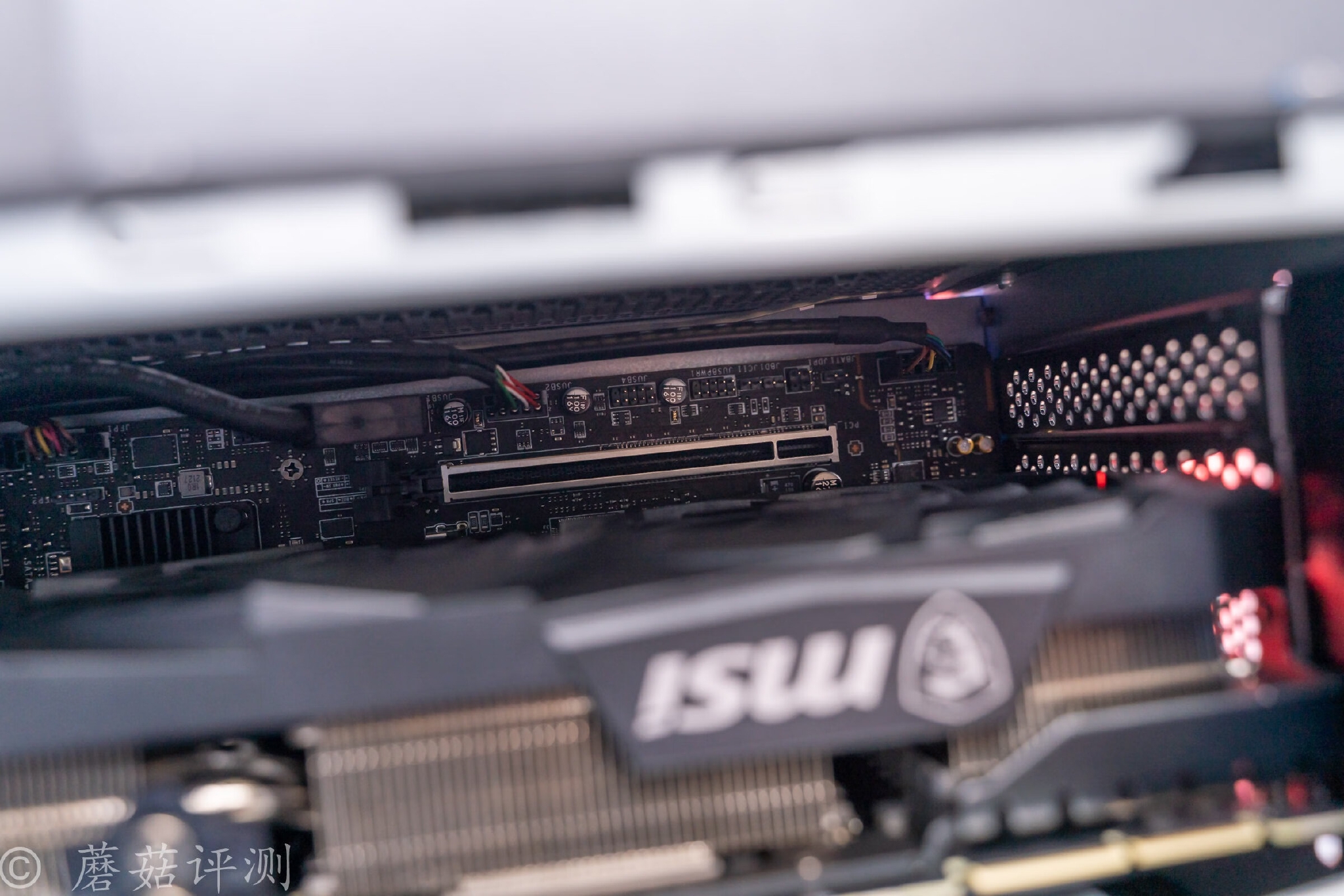 造型酷炫配置顶尖的外星飞船微星宙斯盾ti5水冷游戏主机评测