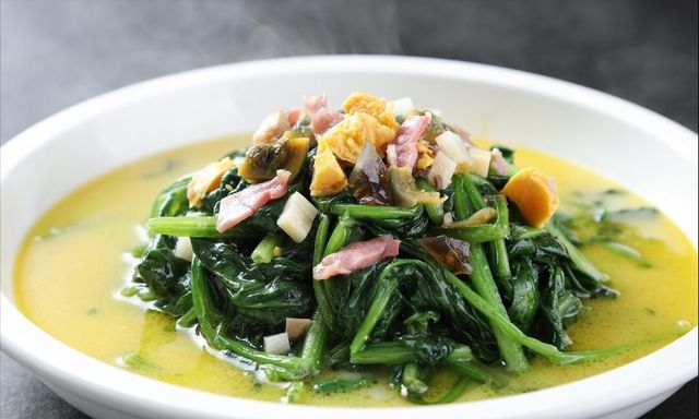 三,上汤菠菜【注意事项】排骨焯水,可以去除腥味,如果家中经常煲汤的