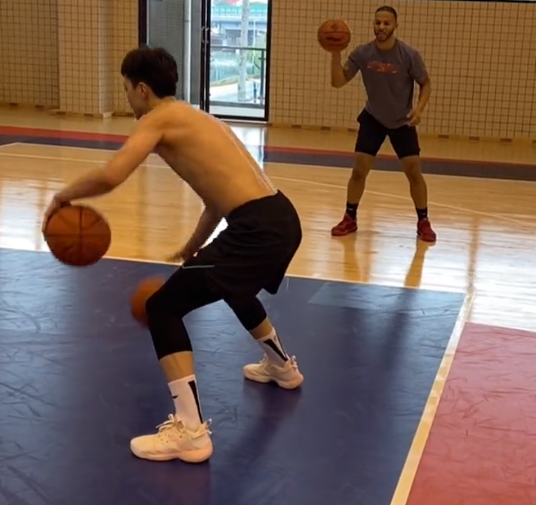 胡明轩又在内卷训练师带领下疯狂特训肌肉线条惹人馋