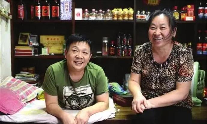 04年一男子因车祸被迫截肢只剩78厘米，妻子不离不弃如今已有孙女休闲区蓝鸢梦想 - Www.slyday.coM