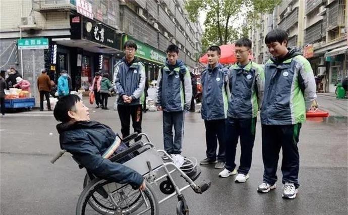 04年一男子因车祸被迫截肢只剩78厘米，妻子不离不弃如今已有孙女休闲区蓝鸢梦想 - Www.slyday.coM