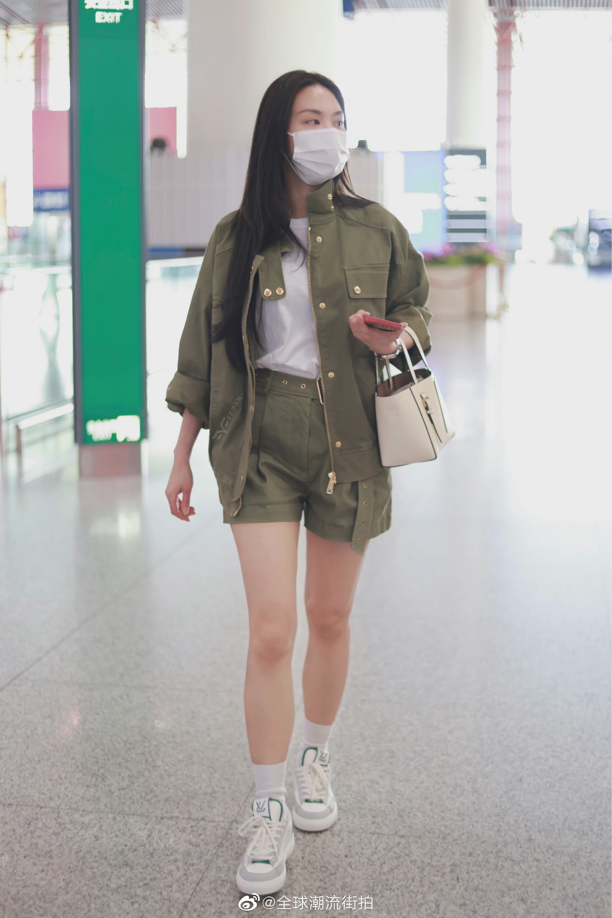 王霏霏最新机场私服更新身着军绿色工装风套装