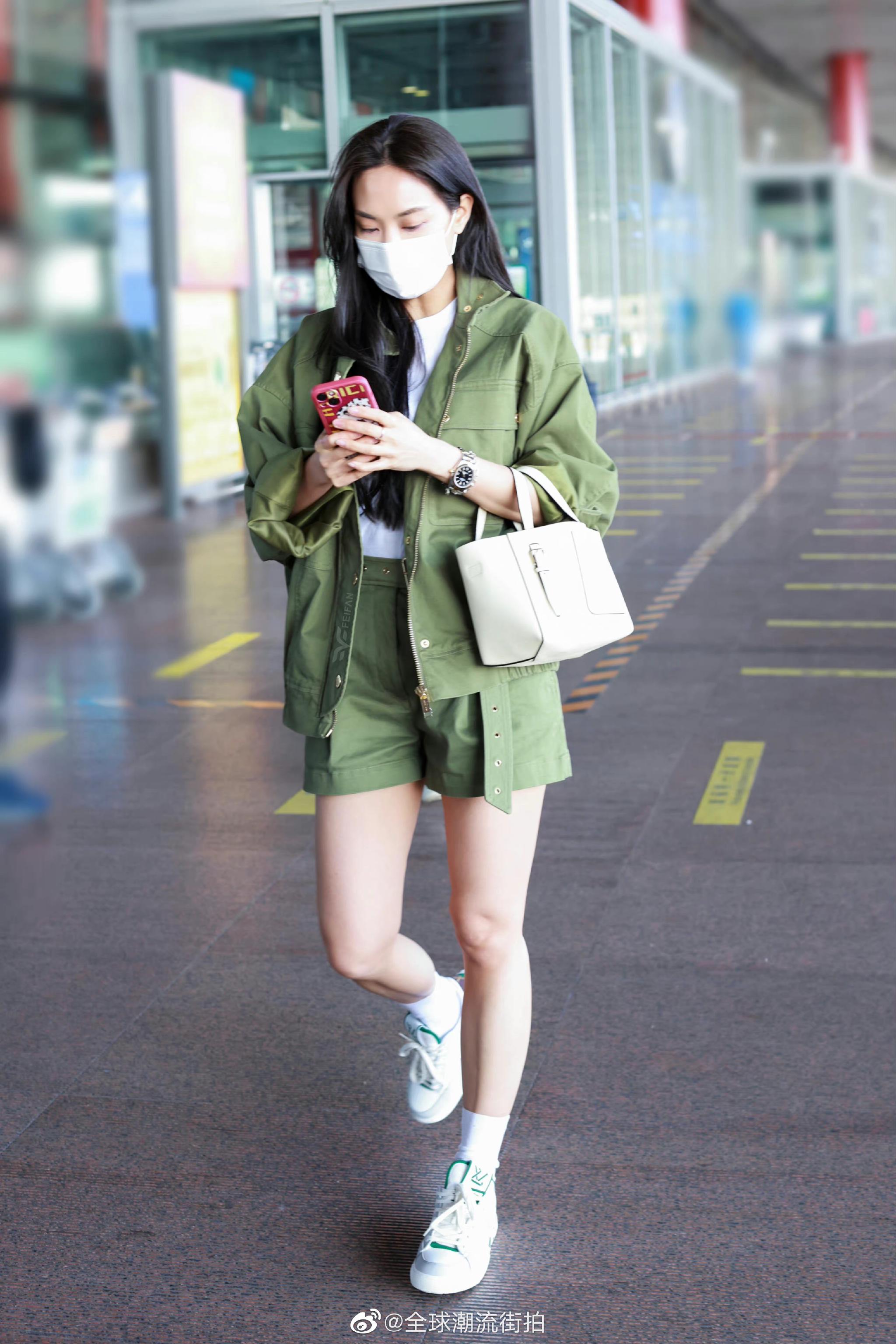王霏霏最新机场私服更新身着军绿色工装风套装