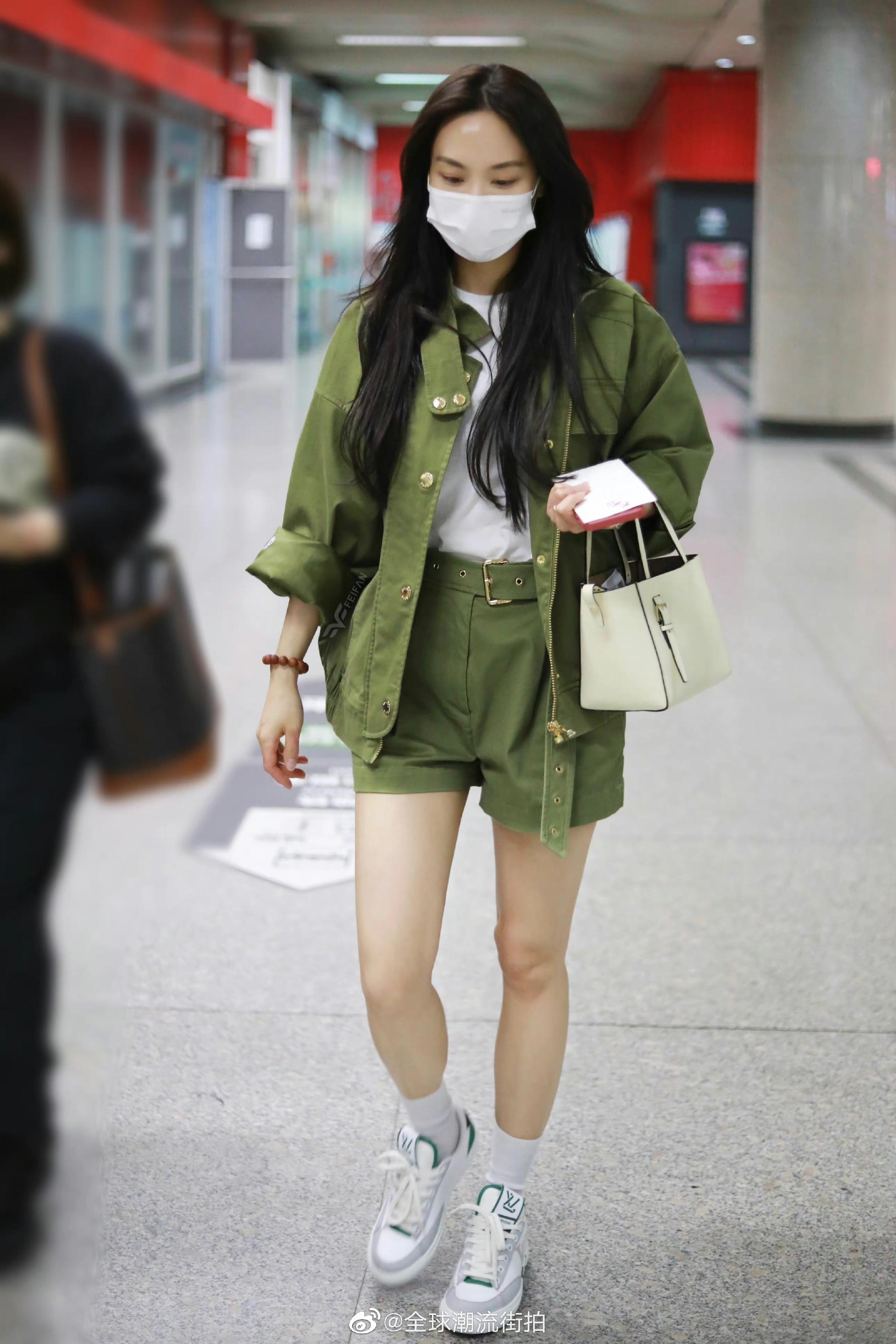 王霏霏最新机场私服更新身着军绿色工装风套装