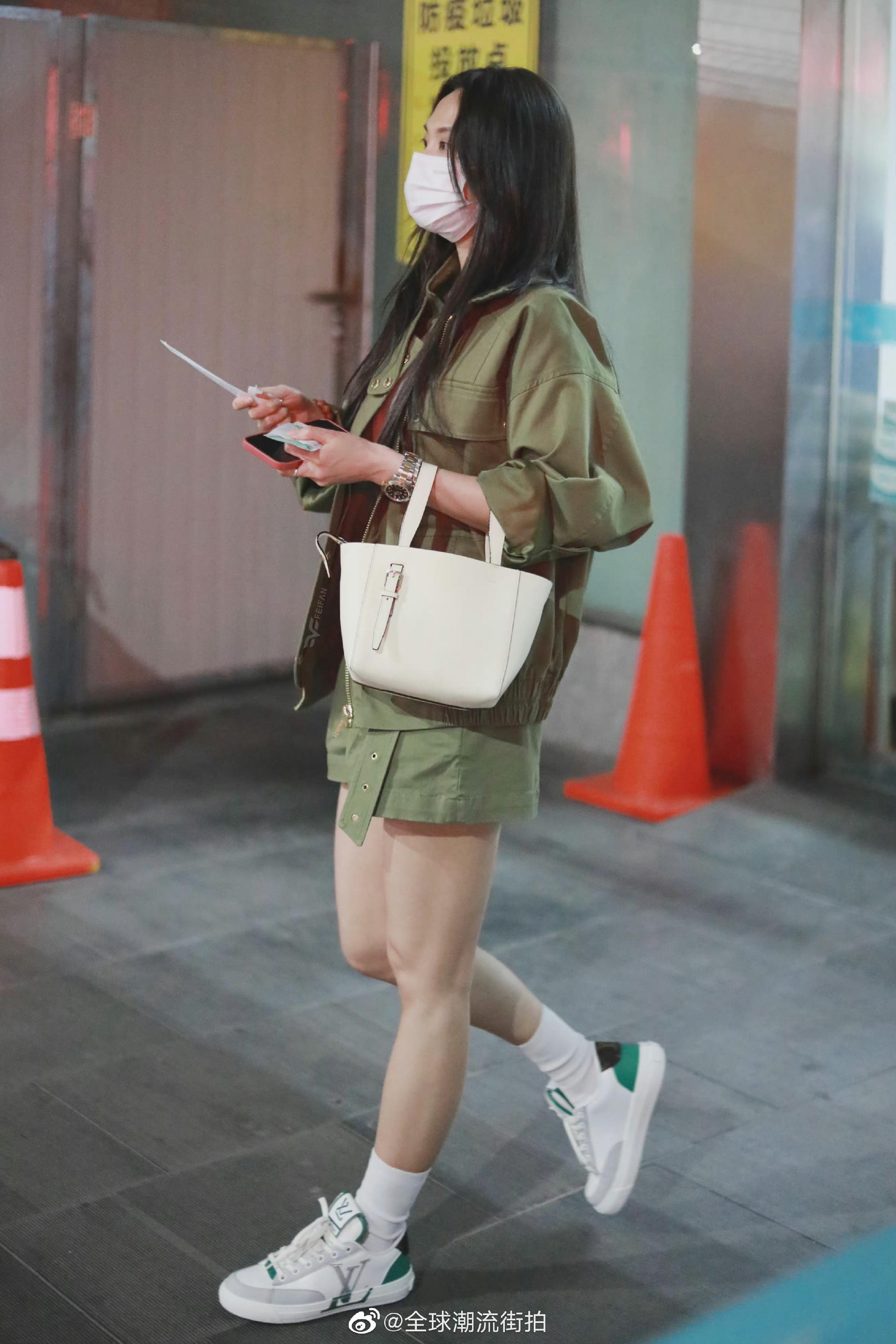 王霏霏最新机场私服更新身着军绿色工装风套装