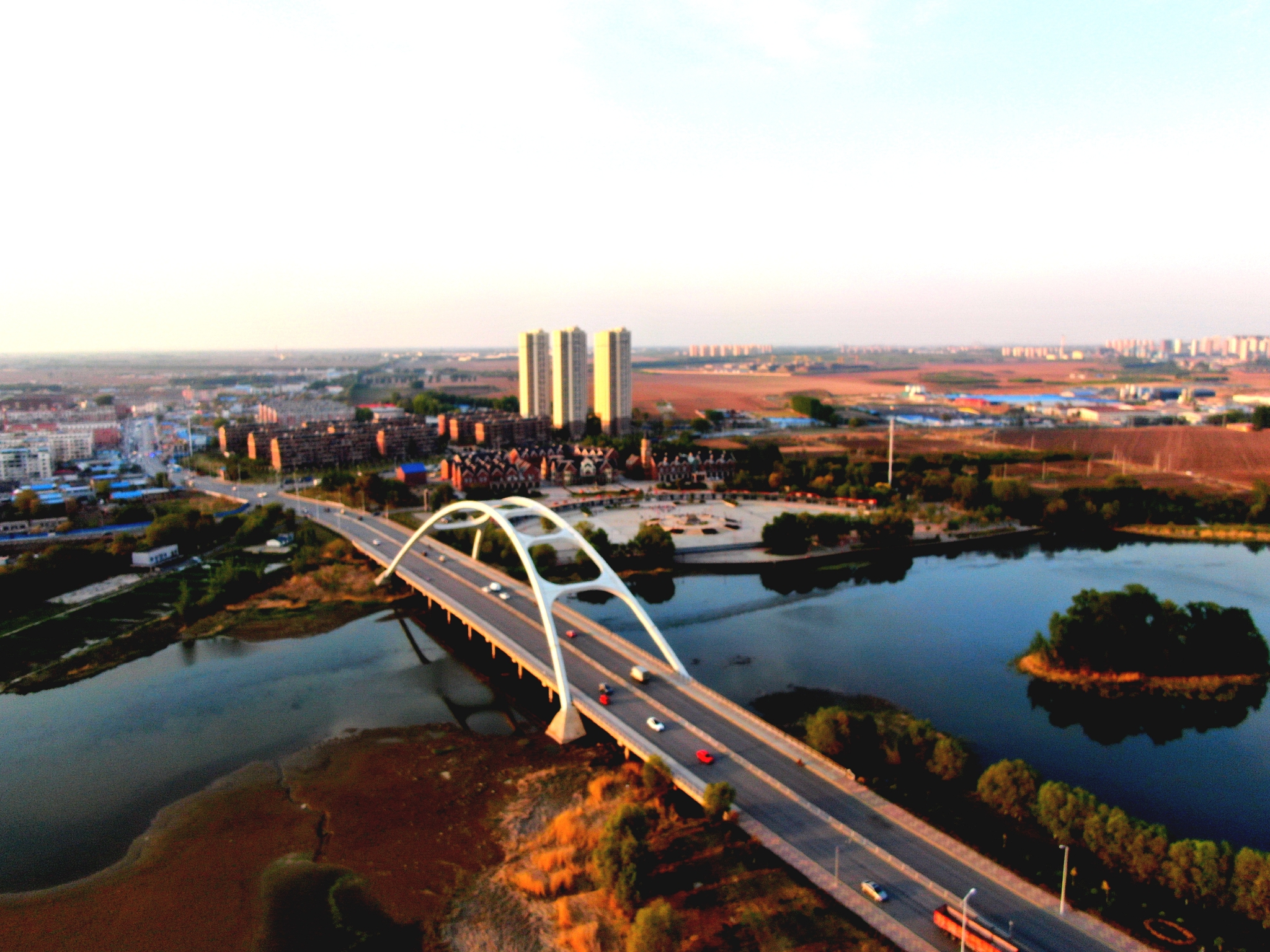 辽宁联合融媒体中心《航拍辽宁》——航拍夕阳下的平罗蒲河大桥__财经