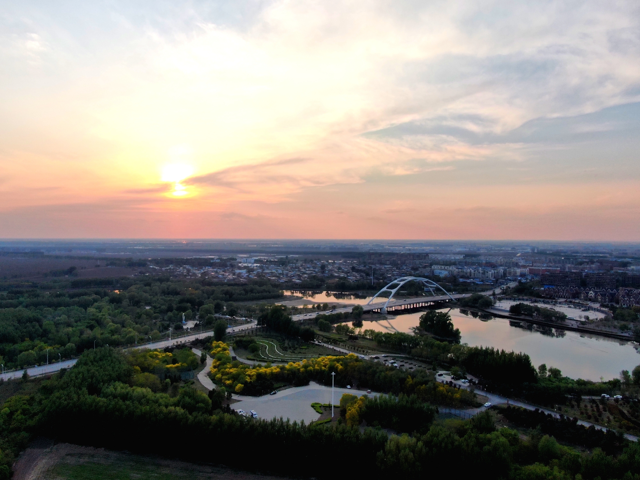 辽宁联合融媒体中心《航拍辽宁》——航拍夕阳下的平罗蒲河大桥__财经