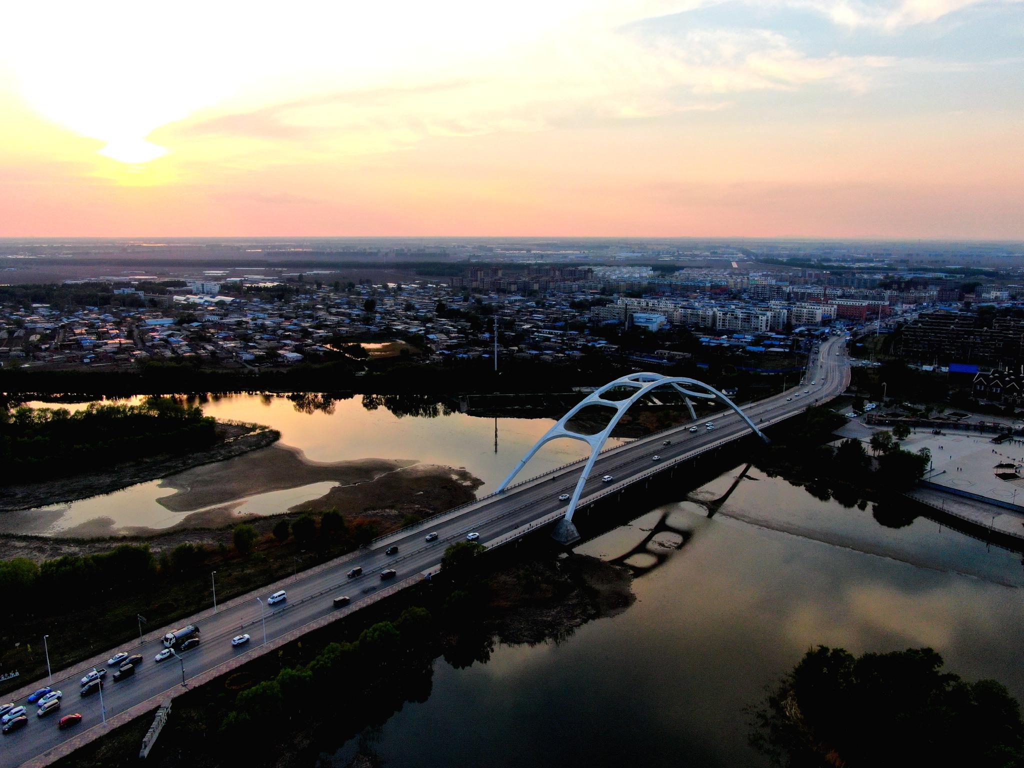 辽宁联合融媒体中心《航拍辽宁》——航拍夕阳下的平罗蒲河大桥__财经