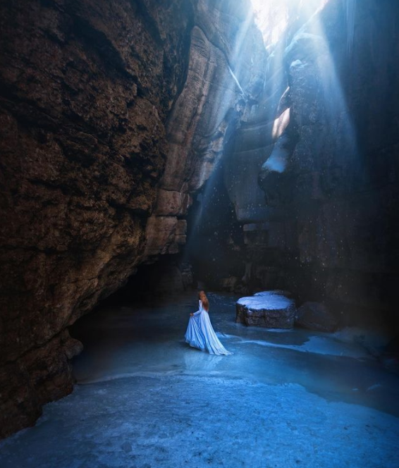 这对摄影师情侣太“勇”了,在悬崖边上拍照片,成品好像童话故事休闲区蓝鸢梦想 - Www.slyday.coM 这对摄影师情侣太“勇”了,在悬崖边上拍照片,成品好像童话故事休闲区蓝鸢梦想 - Www.slyday.coM