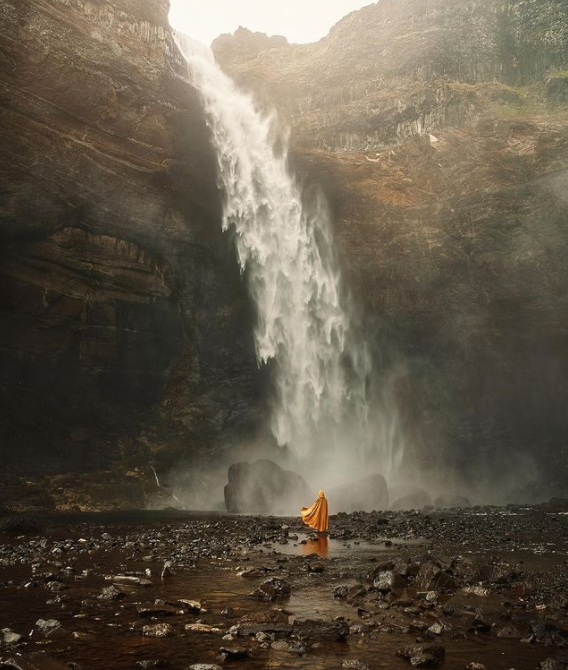 这对摄影师情侣太“勇”了,在悬崖边上拍照片,成品好像童话故事休闲区蓝鸢梦想 - Www.slyday.coM 这对摄影师情侣太“勇”了,在悬崖边上拍照片,成品好像童话故事休闲区蓝鸢梦想 - Www.slyday.coM