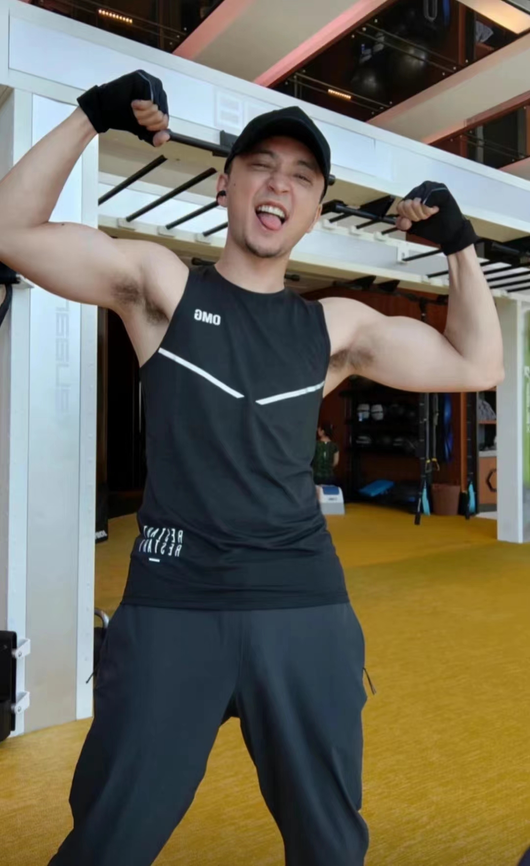 央视主持人尼格买提分享健身照片肌肉线条突出坦言分享欲太强