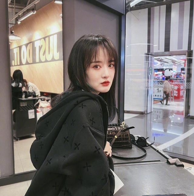 中式台球大师赛又一美女裁判惊艳亮相，气质不输王钟瑶！__财经头条