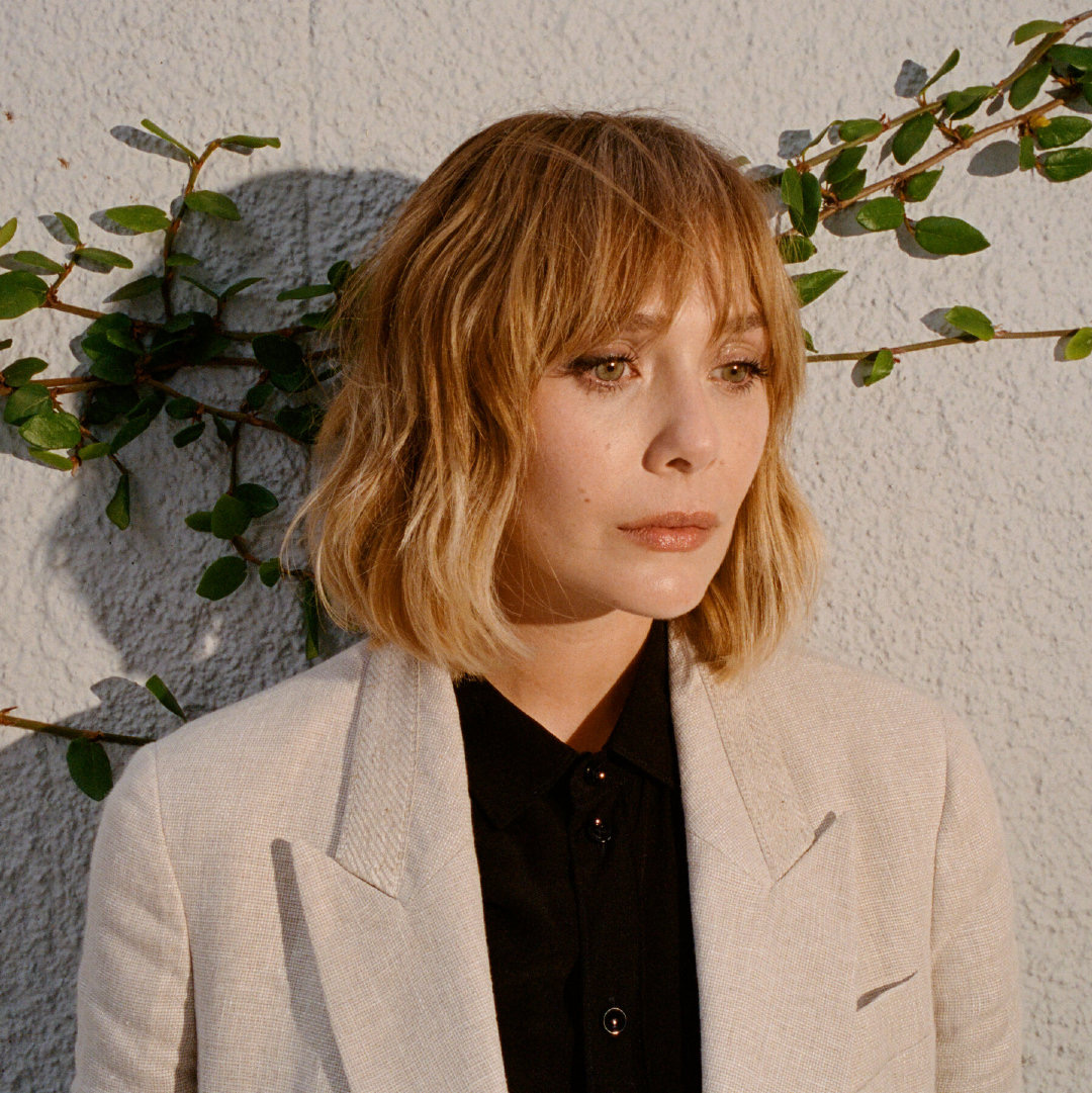 奥妹拍写真新发型显老美腿却依旧性感撩人