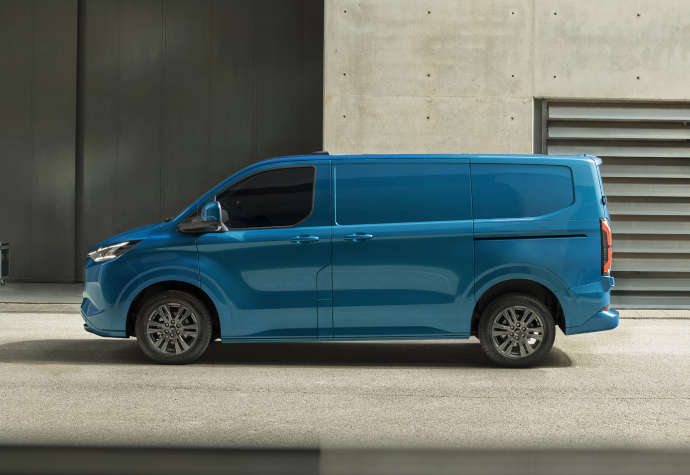 新款福特全顺官图曝光外观很霸气侧滑门续航380km