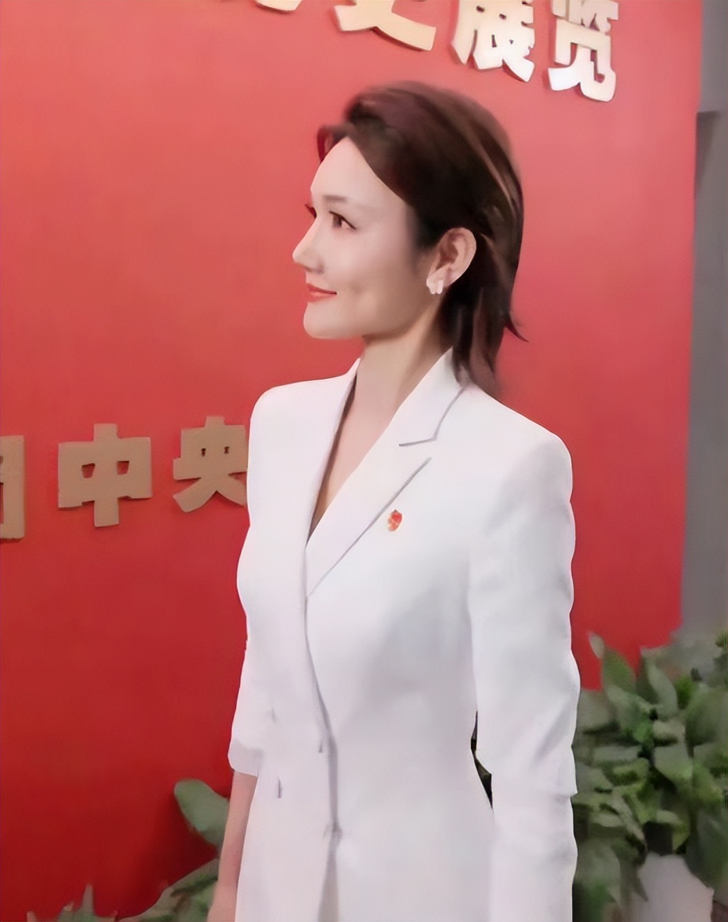 "小董卿"龙洋挺有央视一姐范!大背头配西装裙,颜值气质没得挑