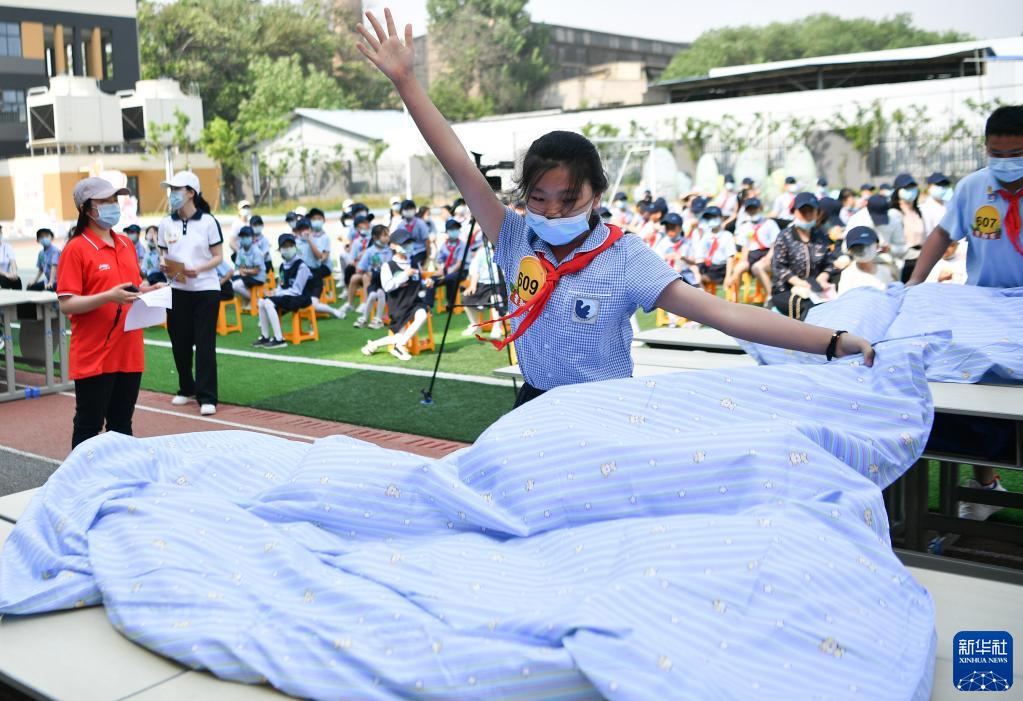 5月7日,西安市后宰门小学的学生参加套被罩比赛.