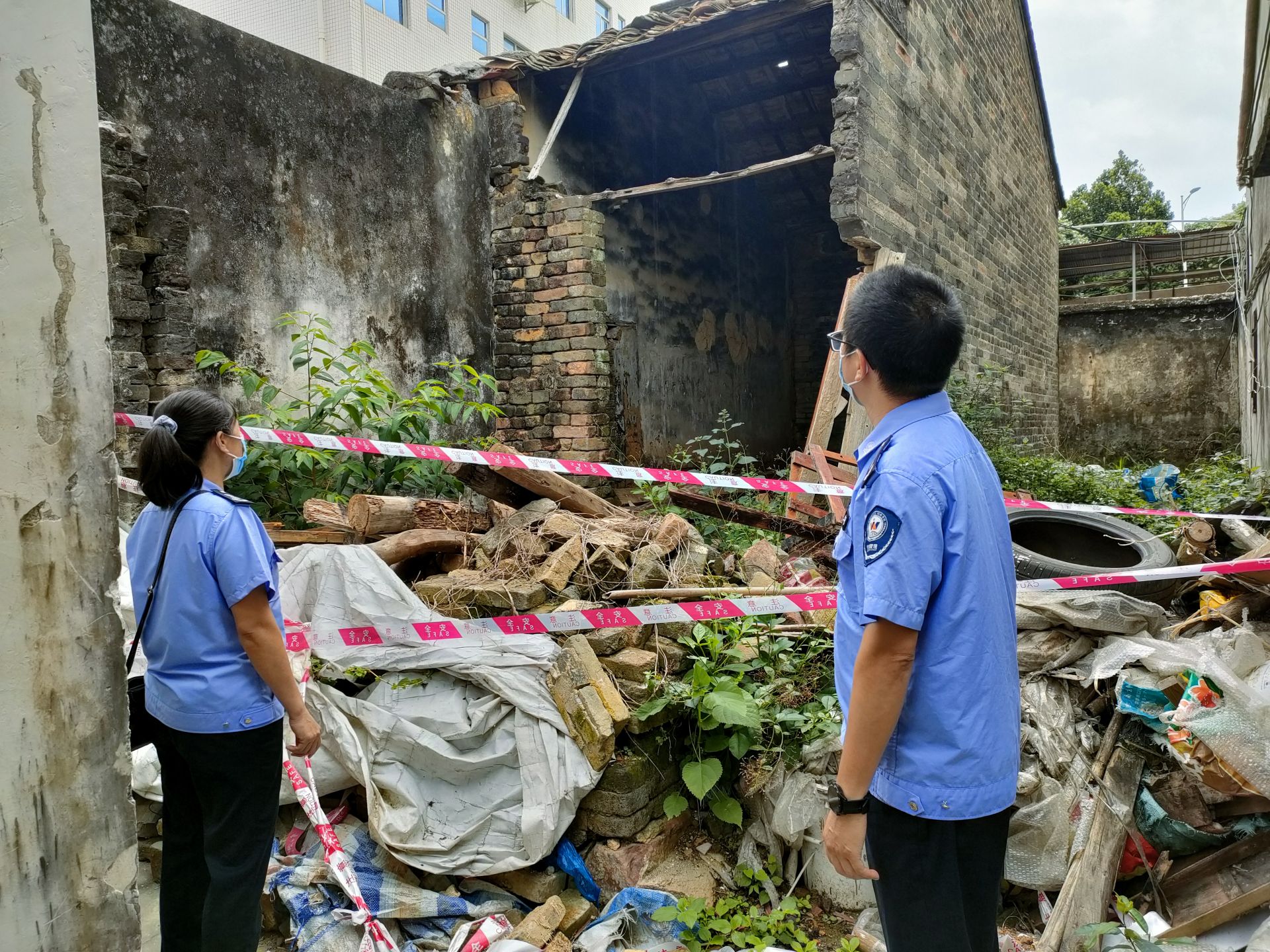 光明街道网格员开展汛期安全隐患排查