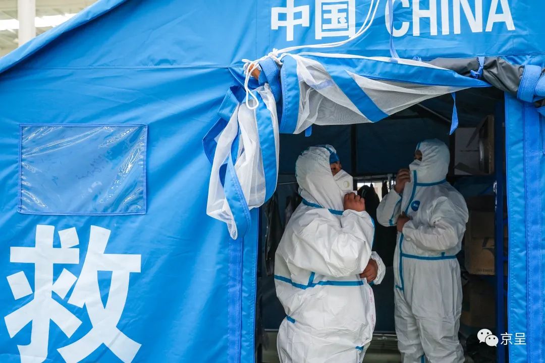 新冠核酸样本箱按照操作流程消杀后,送入样本接收区