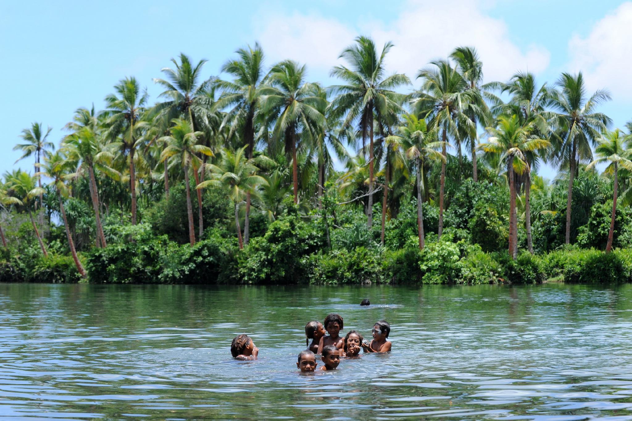 孩子们在所罗门群岛东伦内尔岛的特加诺湖里拍浮。   新华社记者 高健钧摄