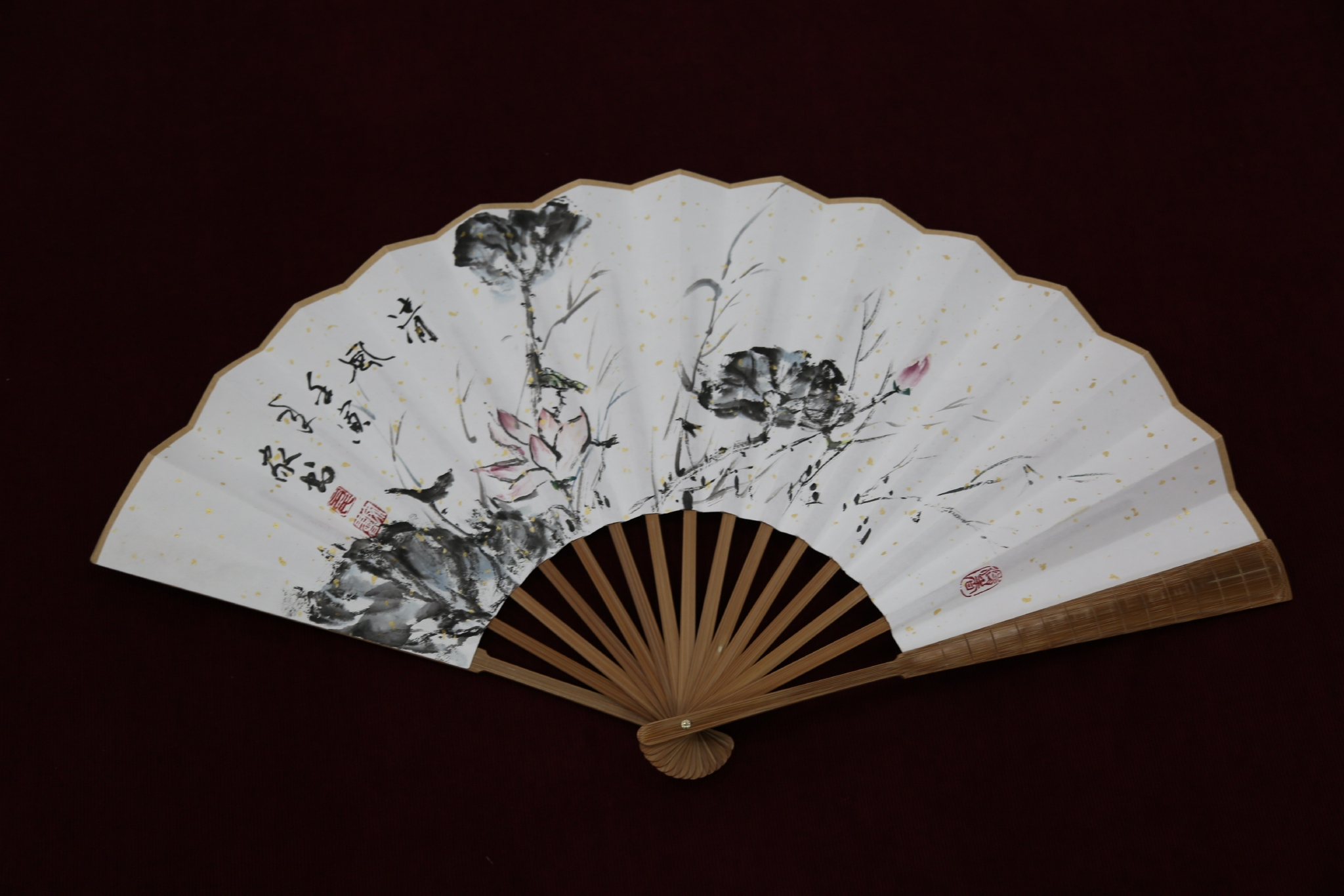 "金陵七七折扇"的扇面由栖霞区残疾人精心绘就或书写,有春色满园的