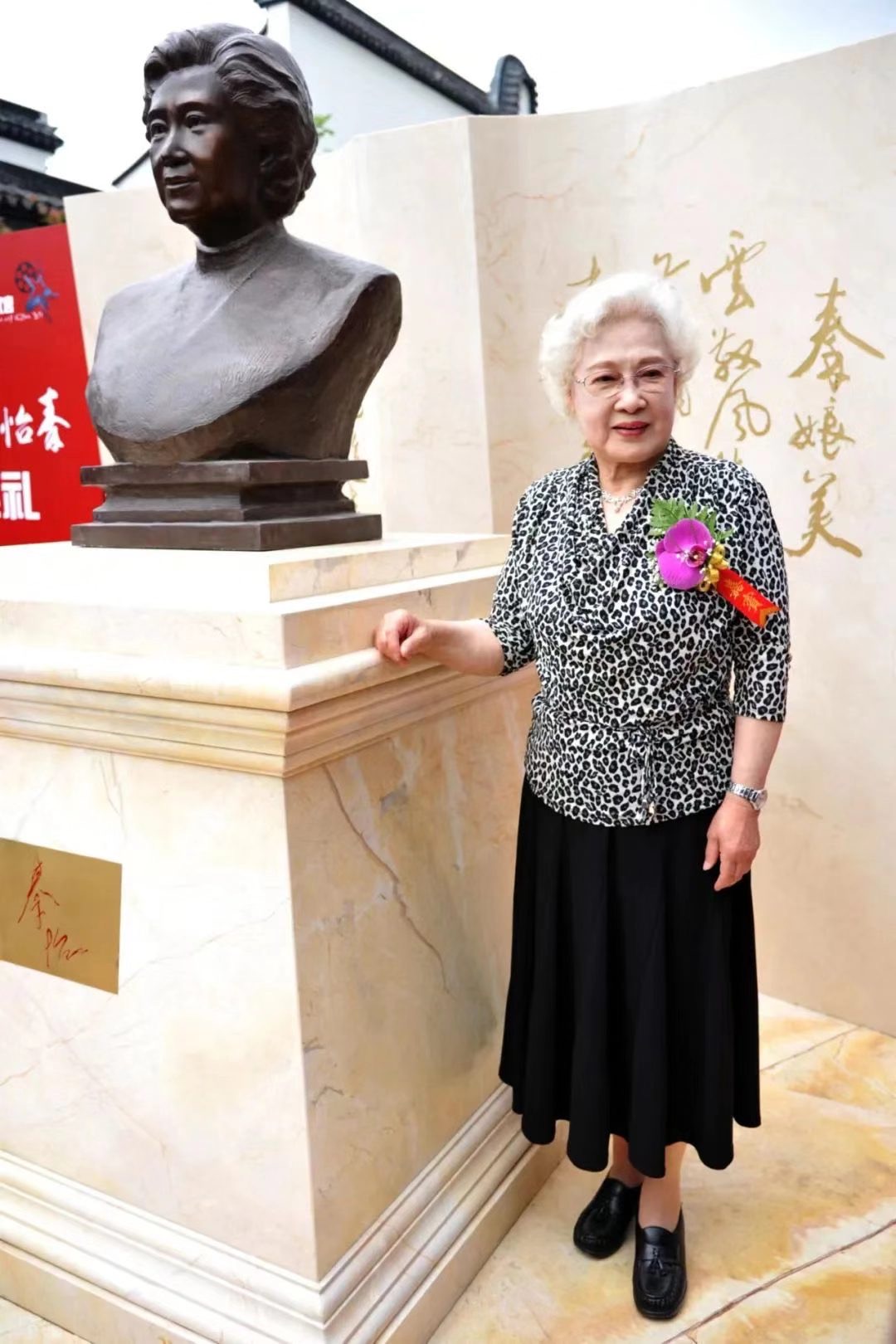 燃爆了（召稼楼介绍英文版）召稼楼介绍的书，展示影视剧照、拍戏服装道具，上海召稼楼古镇有座秦怡艺术馆，(图2)