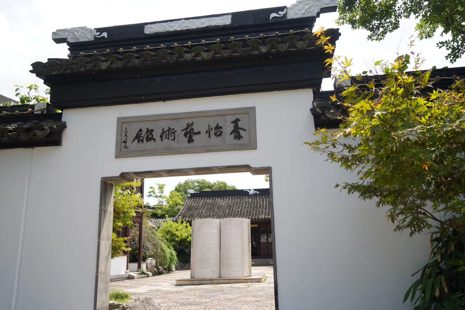 燃爆了（召稼楼介绍英文版）召稼楼介绍的书，展示影视剧照、拍戏服装道具，上海召稼楼古镇有座秦怡艺术馆，(图3)