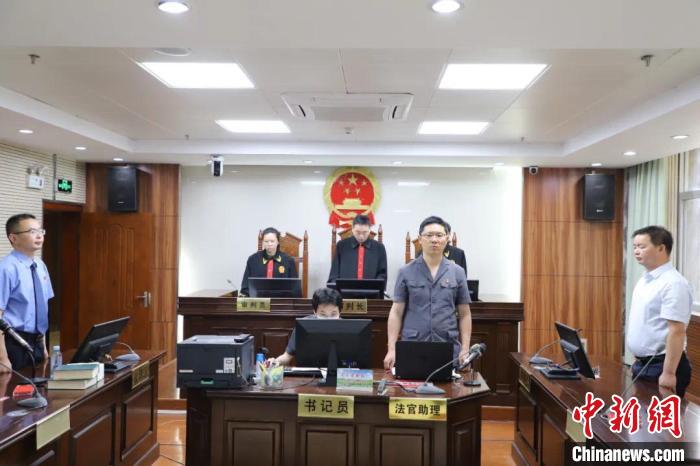 该院10日对凤山县委原书记廖锦成涉嫌受贿,贪污,滥用职权一案进行一审