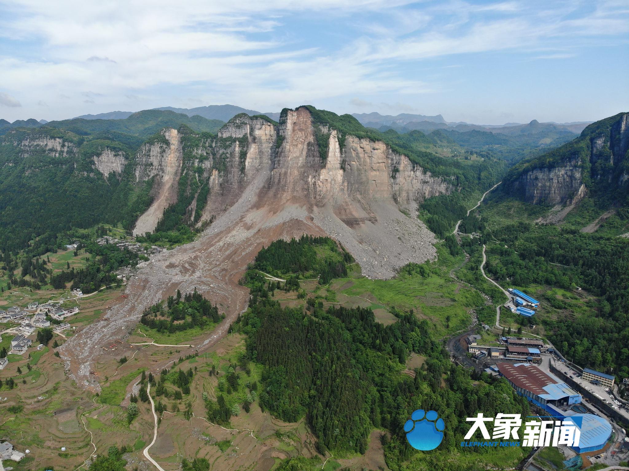 贵州毕节山体崩塌致3名老人失联中国安能救援队紧急救援