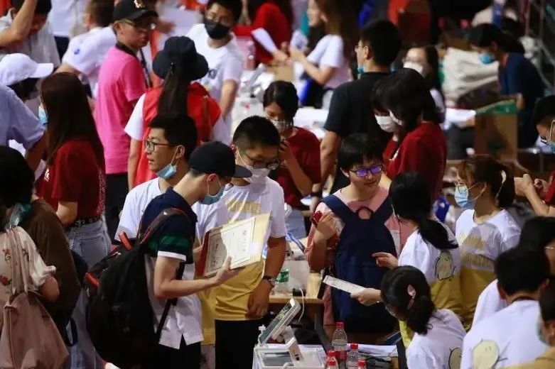 中国多所名校退出国际大学排名，专家分析...休闲区蓝鸢梦想 - Www.slyday.coM