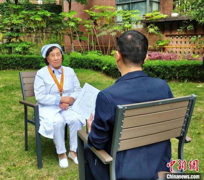 医生白求恩,因此中学毕业后毅然决然的填报了贵阳市卫生学校护士班