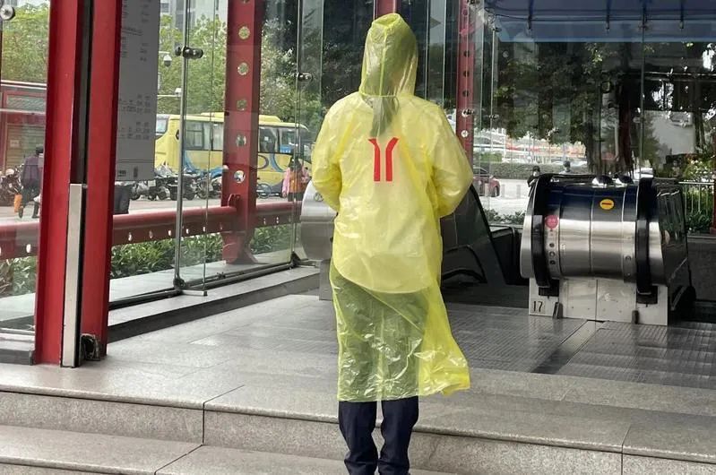 搭地铁没带伞？广州地铁31个站试点一分钱领雨衣