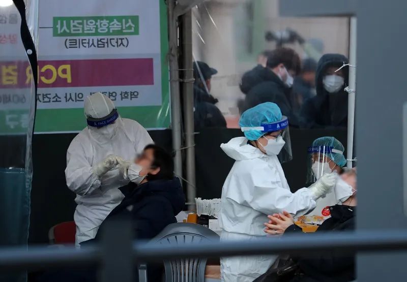 韩国首尔民众进行新冠检测。图片来源：视觉中国