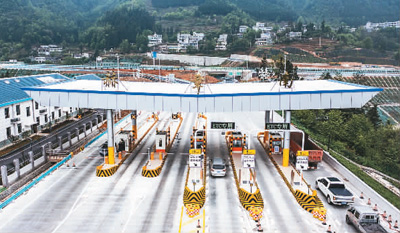 4月22日，由贵州交建集团承建的赫（赫章）六（六盘水）高速公路正式建成通车。　　新华社记者  陶  亮摄