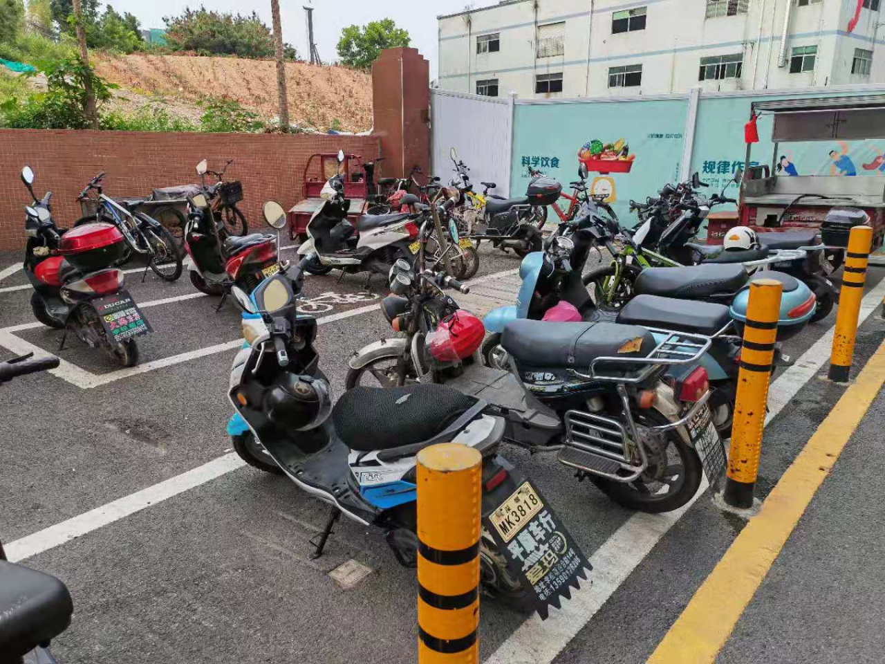 公明李松蓢社区施划非机动车临时停车位缓解停车乱通行难