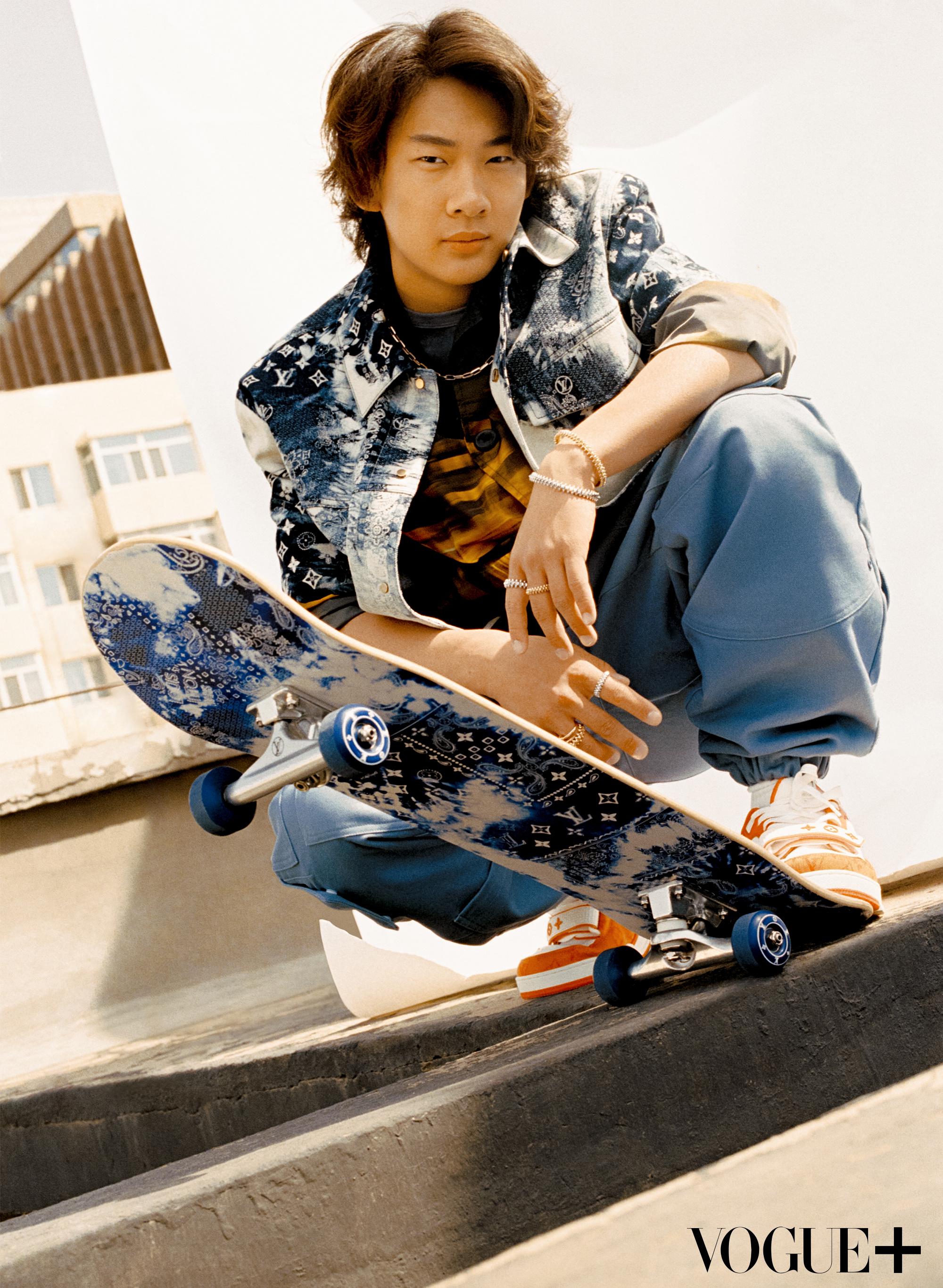 苏翊鸣解锁新杂志封面夏日艳阳下滑板少年随性自在
