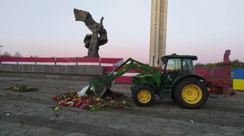 【蜗牛棋牌】苏联纪念碑前的鲜花被铲走后，拉脱维亚民众又给摆满