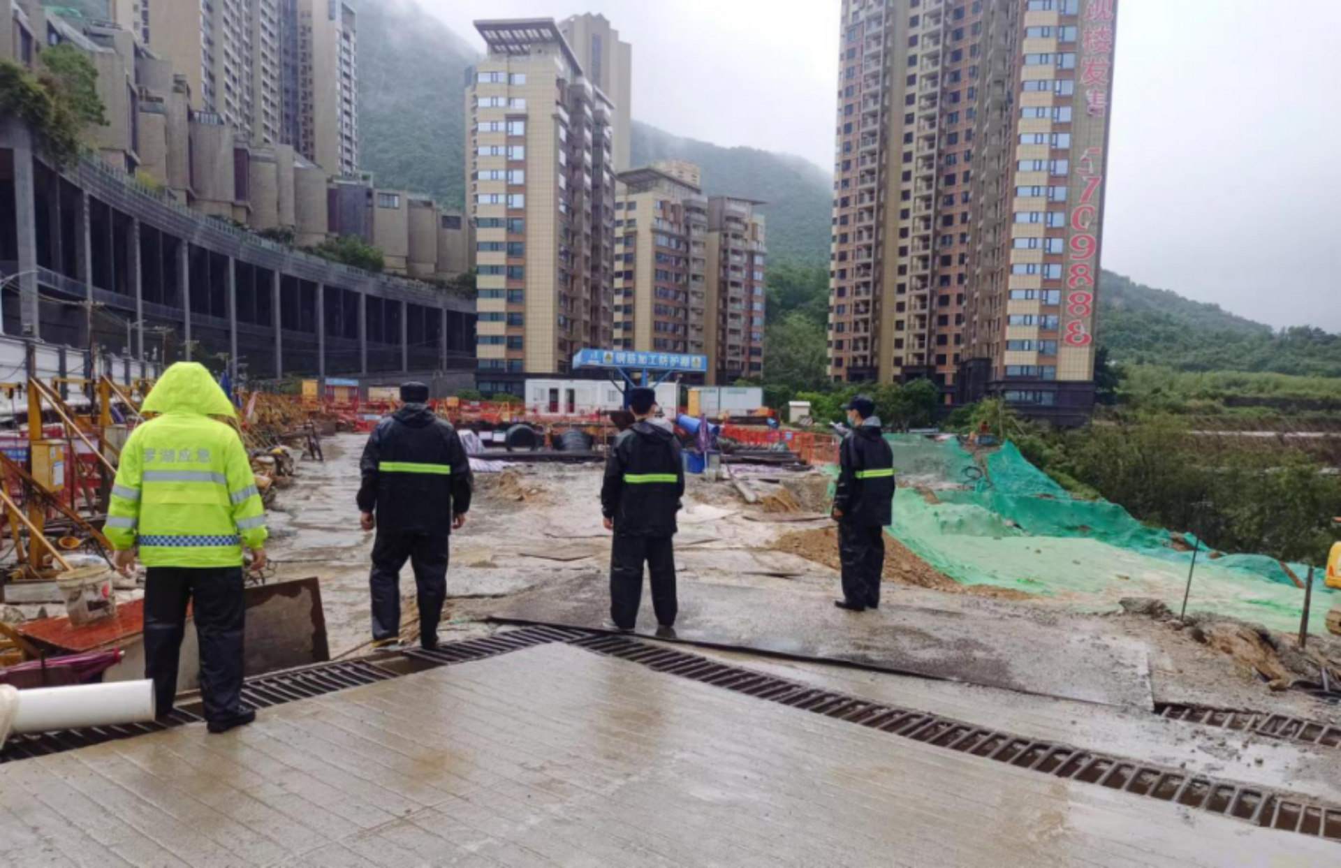 罗湖区莲塘街道多举措织密防汛安全网打好防汛备汛主动仗