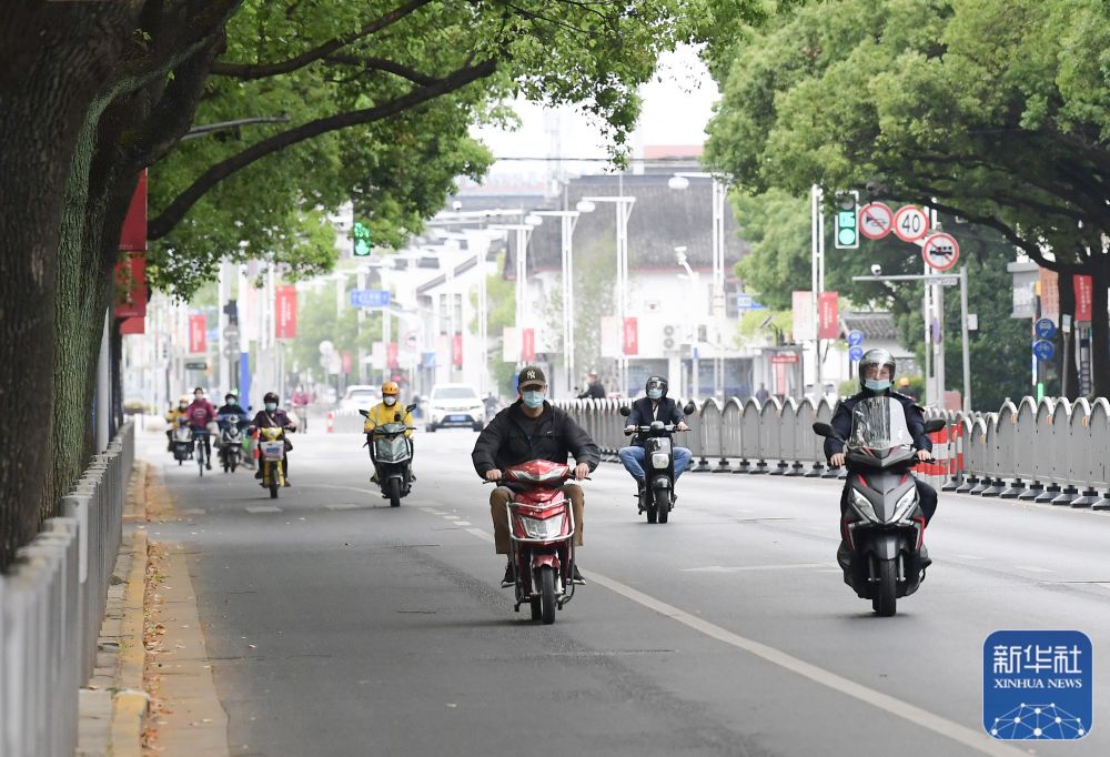 在上海市松江区，人们骑行在中山中路上（5月10日摄）。