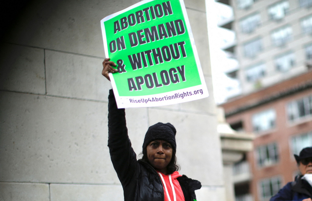 当地时间2022年5月7日，美国纽约，一名支持堕胎权利的抗议者手持标语。 视觉中国 图