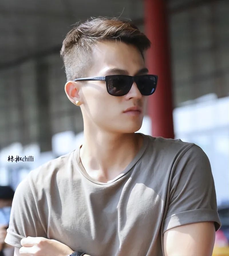 欧豪深夜与好友聚餐和女子当街拥抱被起哄一同离去互动暧昧