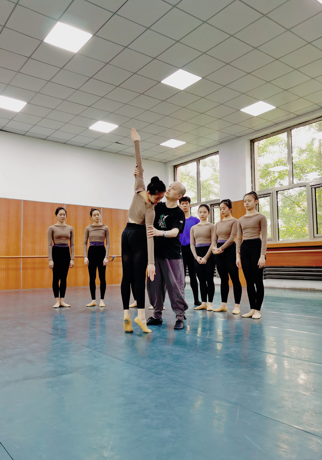 主教课程:中国古典舞基本功训练,技术技巧,身韵北京市爱莲舞蹈学校是