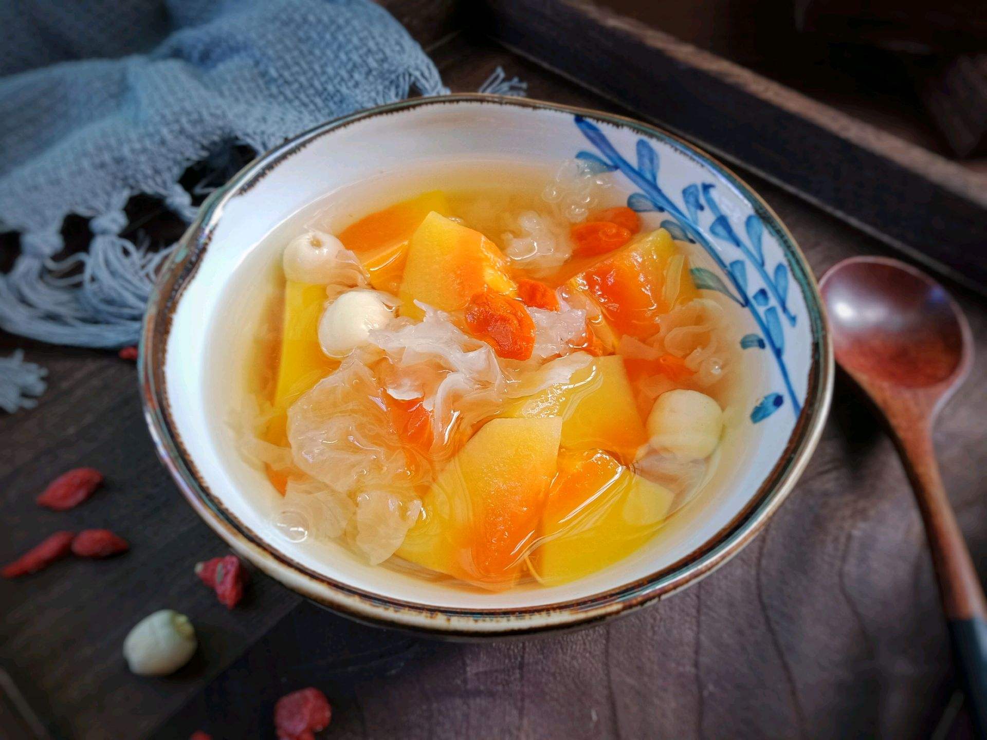 美味的木瓜银耳羹