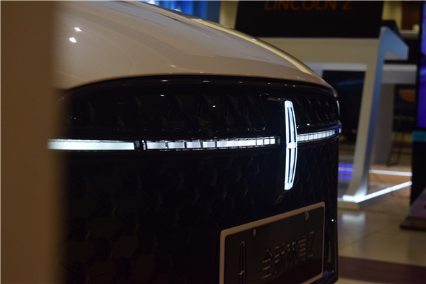 其次,林肯z的前脸还首次融入品牌标志性灯带设计,两旁的led日间行车灯