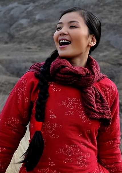 她的扮相真的很像村姑,最初出场时她穿着一件红色的大棉袄,梳着大麻花