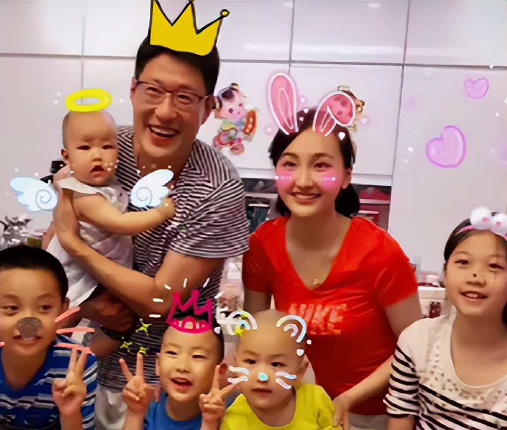 于震47岁生日晒家庭合影两夫妻4儿2女孩子这么多压力不大吗