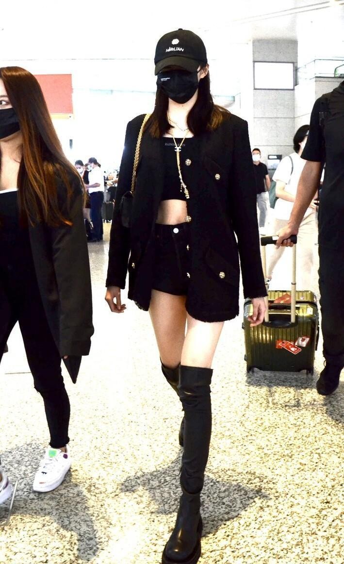 关晓彤挺适合全黑造型的,西装配热裤显身材,长腿真没白长休闲区蓝鸢梦想 - Www.slyday.coM 关晓彤挺适合全黑造型的,西装配热裤显身材,长腿真没白长休闲区蓝鸢梦想 - Www.slyday.coM