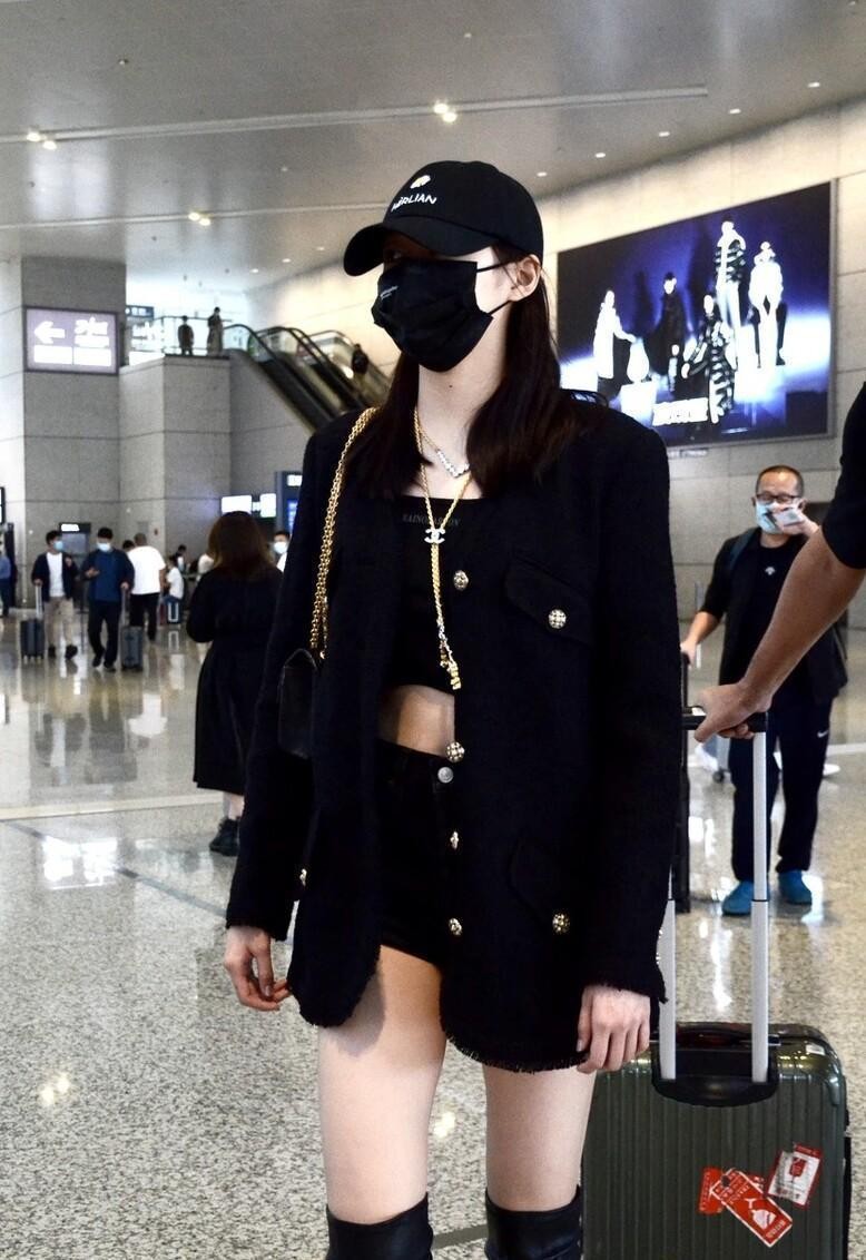 关晓彤挺适合全黑造型的,西装配热裤显身材,长腿真没白长休闲区蓝鸢梦想 - Www.slyday.coM 关晓彤挺适合全黑造型的,西装配热裤显身材,长腿真没白长休闲区蓝鸢梦想 - Www.slyday.coM