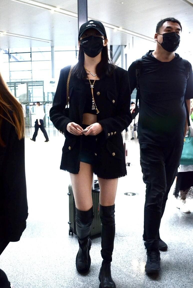 关晓彤挺适合全黑造型的,西装配热裤显身材,长腿真没白长休闲区蓝鸢梦想 - Www.slyday.coM 关晓彤挺适合全黑造型的,西装配热裤显身材,长腿真没白长休闲区蓝鸢梦想 - Www.slyday.coM