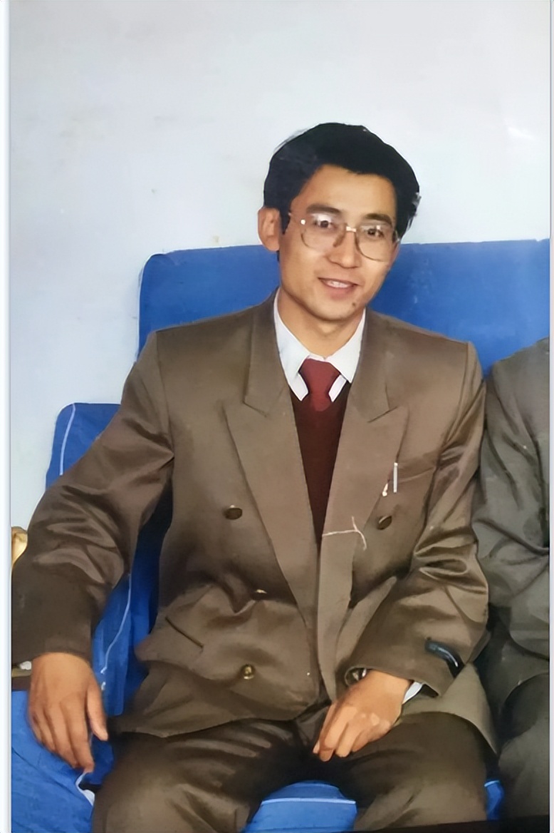 九十年代的成熟男人身穿笔挺西装标准的成功人士